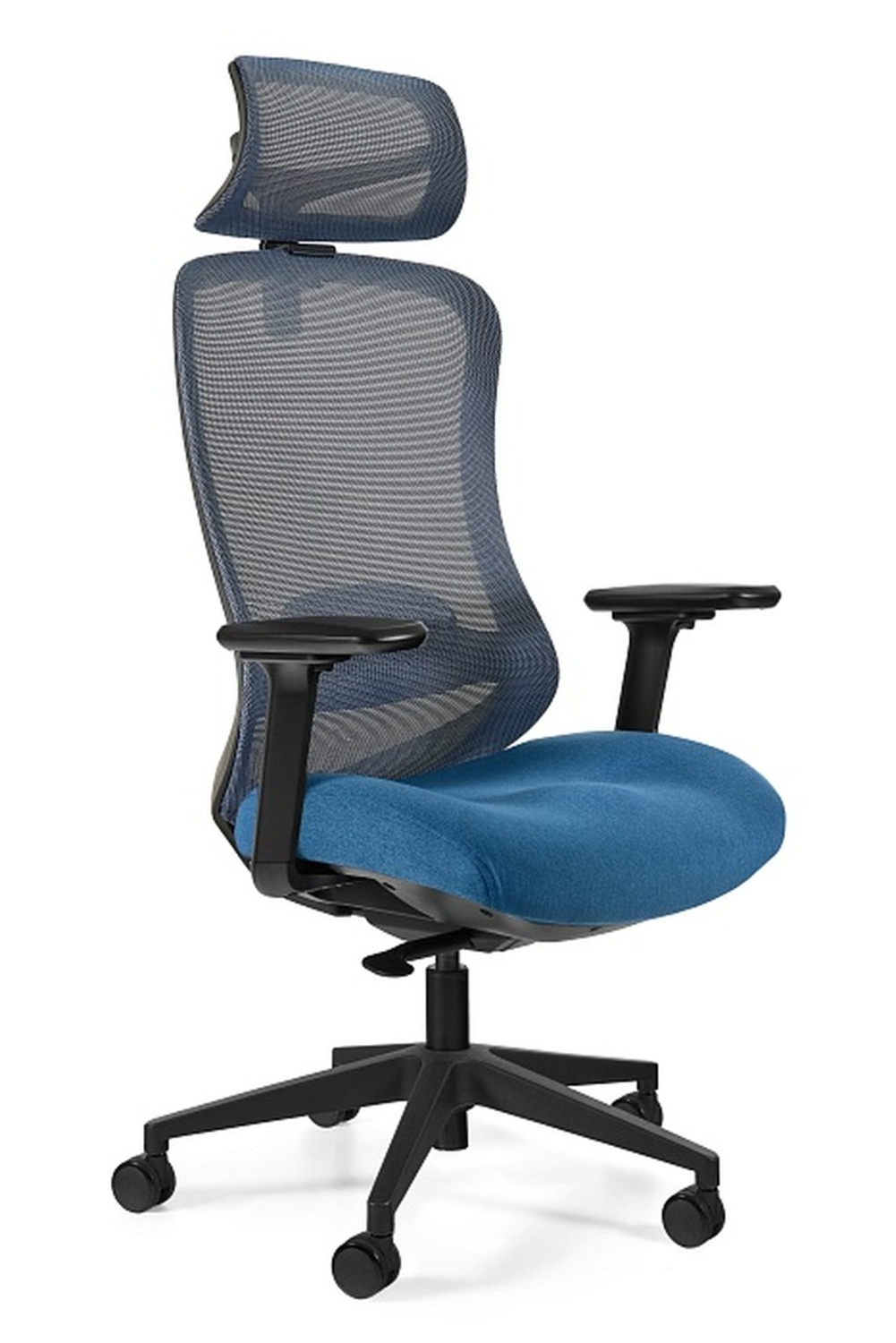 Niebieskie krzesło biurowe z siatkowanym oparciem i regulowanym zagłówkiem.