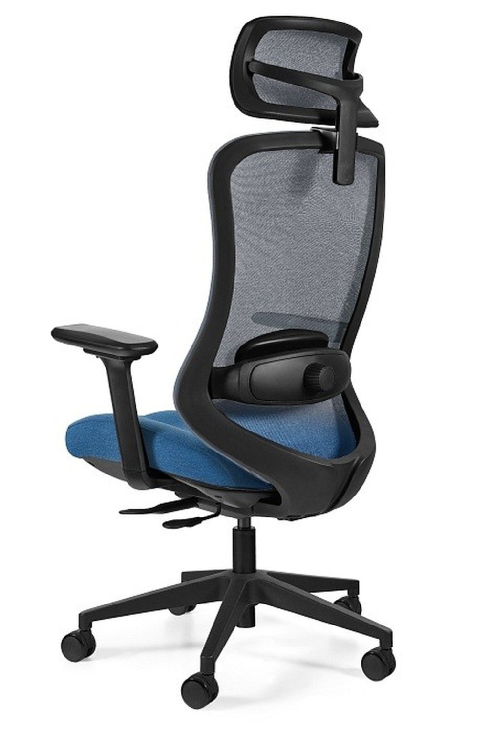 Czarny fotel biurowy z siatkowym oparciem i niebieskim siedziskiem, na kółkach.