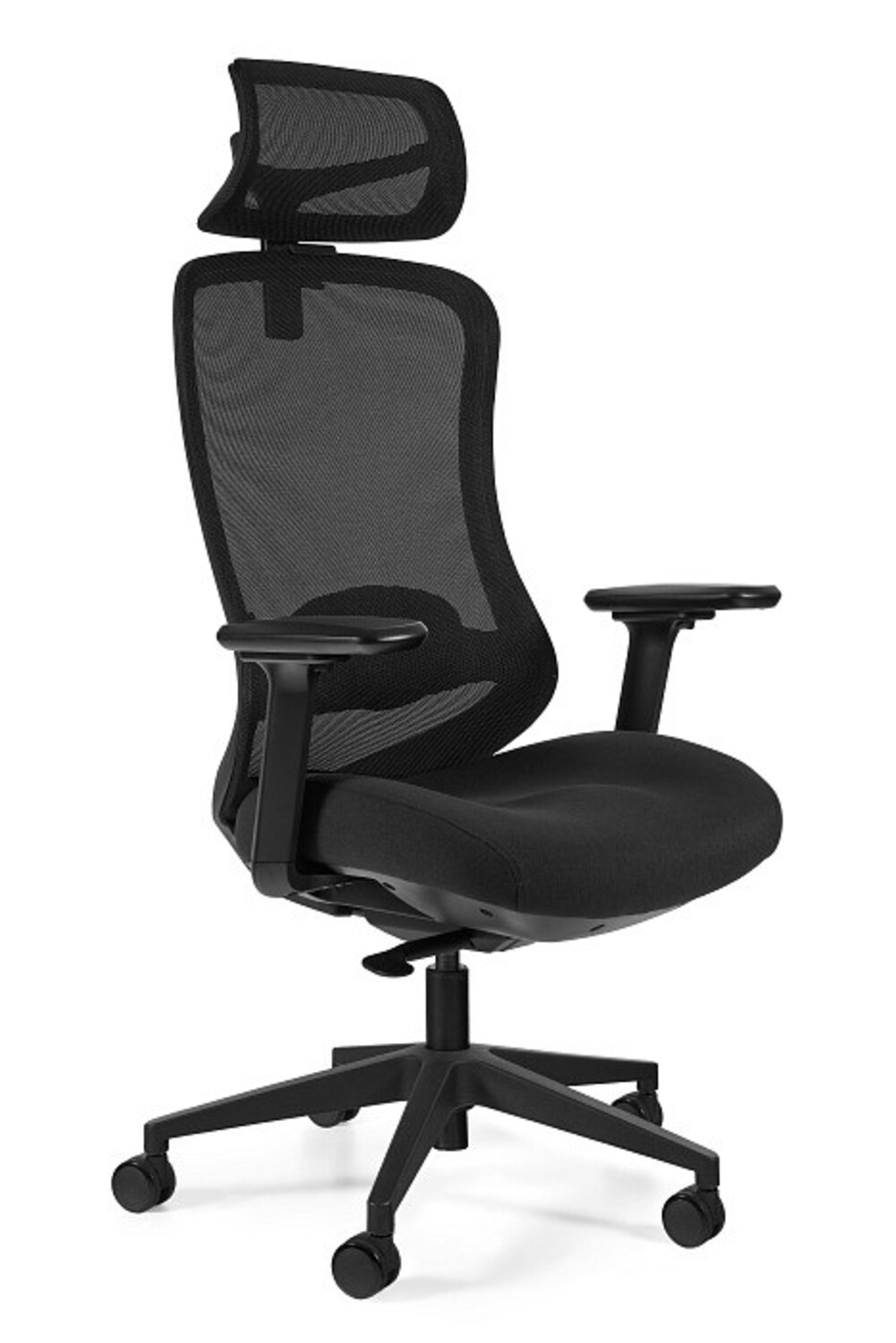 Czarny fotel biurowy z siatkowanym oparciem i zagłówkiem na białym tle.