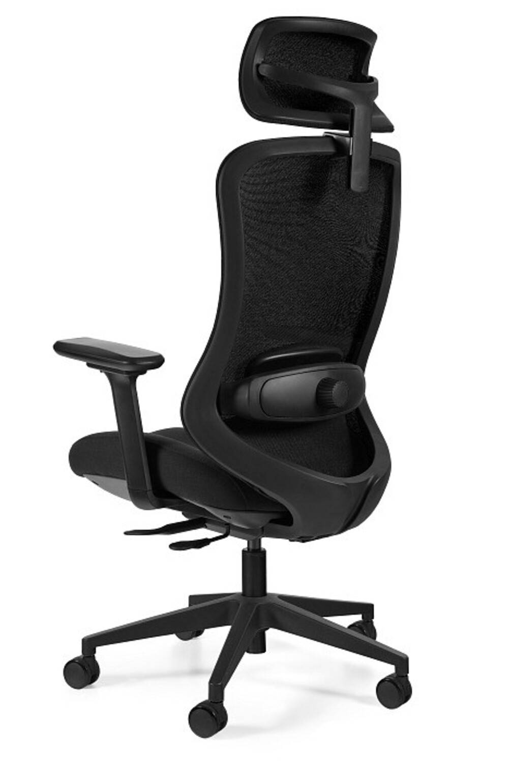 Czarny ergonomiczny fotel biurowy z siatkowanym oparciem, regulowanym zagłówkiem.
