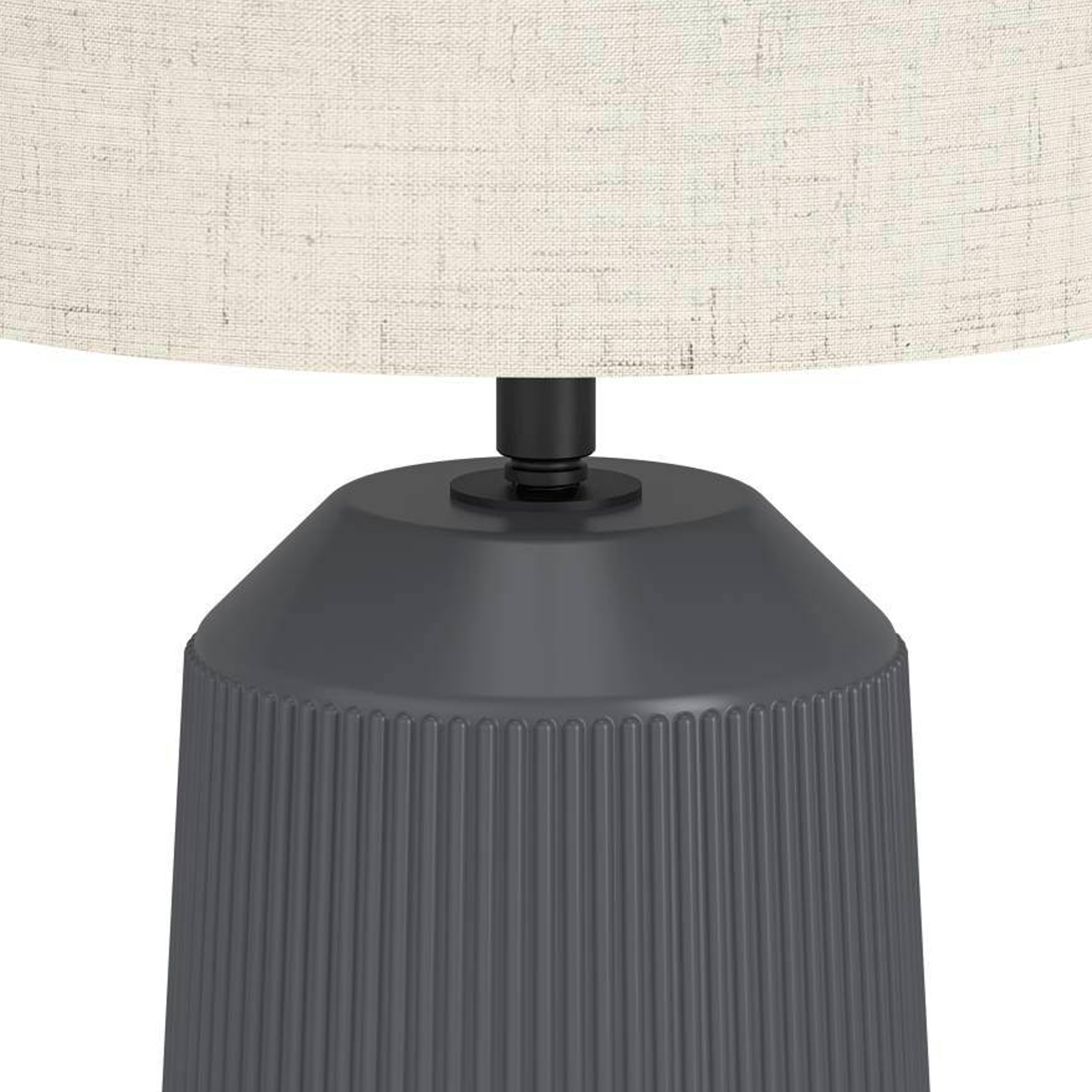Graue Lampe mit geripptem Sockel und cremefarbenem Stoffschirm.