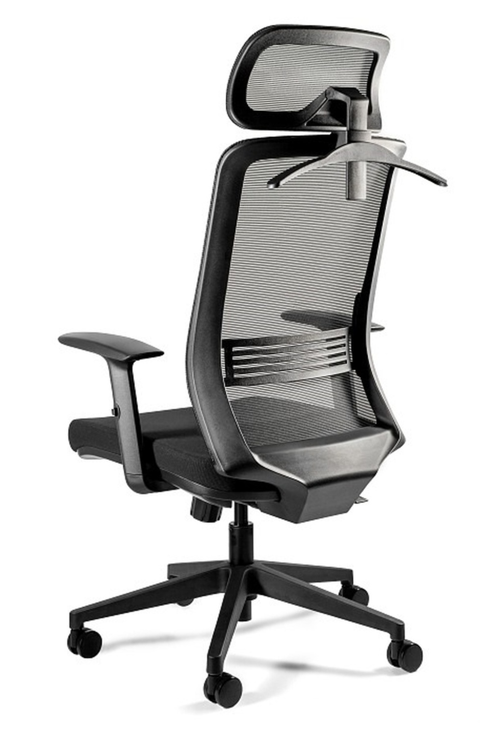 Czarny fotel biurowy z siatkowym oparciem i regulowanym zagłówkiem.
