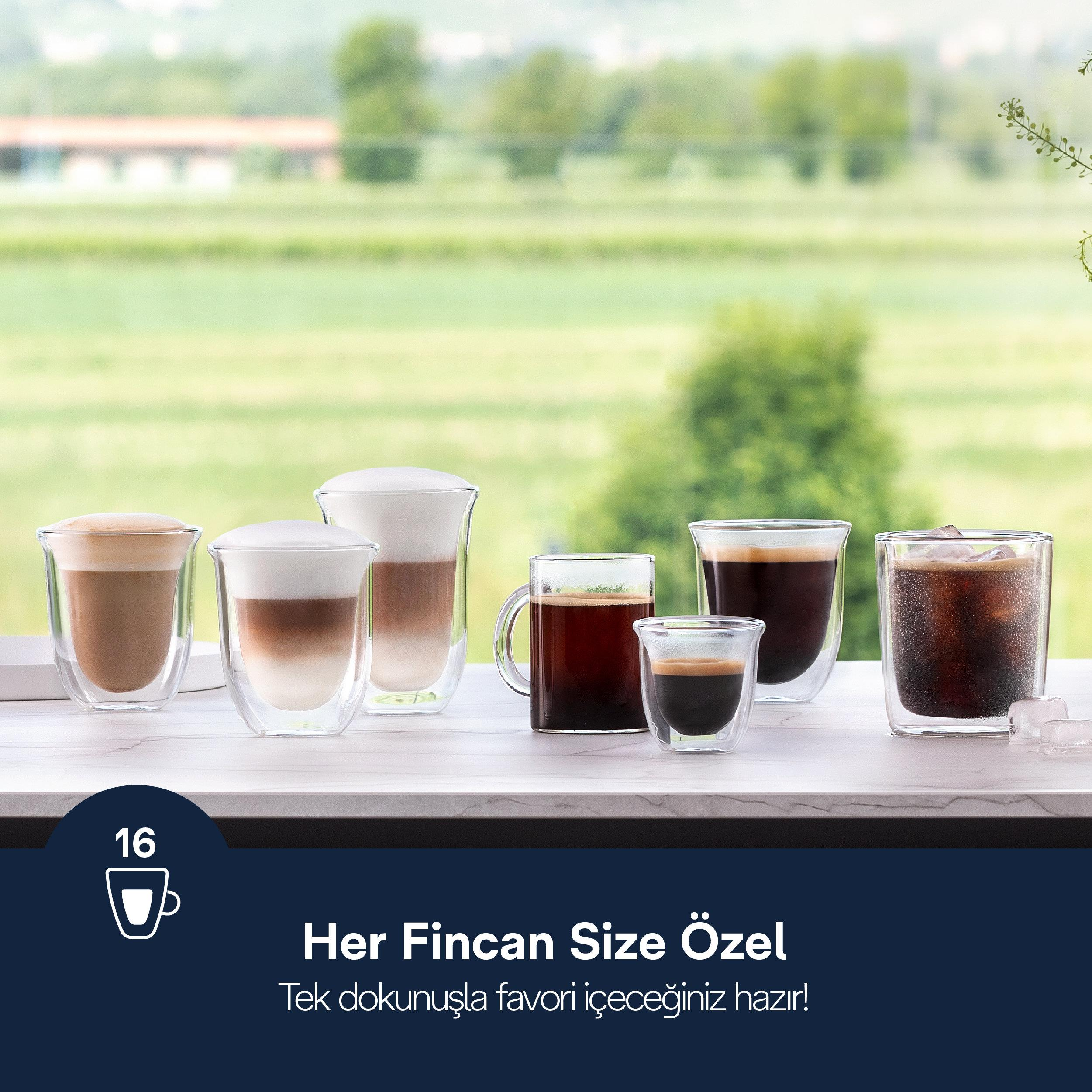 Sześć różnych napojów kawowych w szklankach na marmurowej powierzchni.