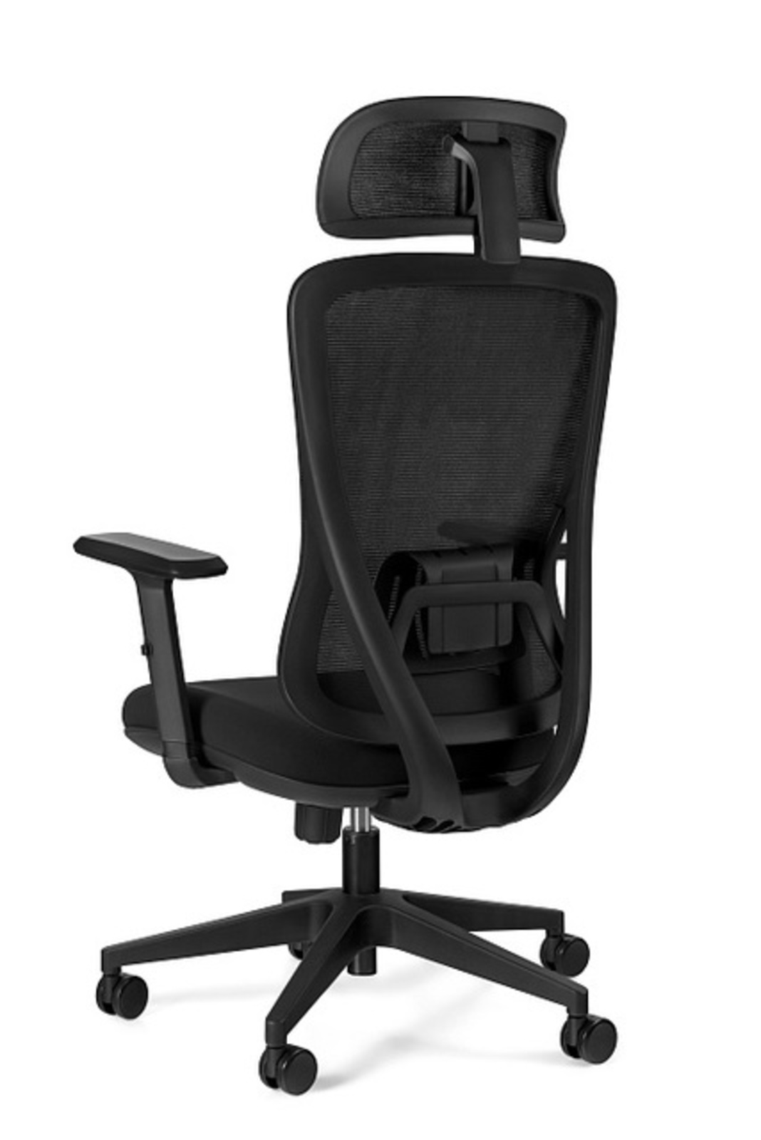 Czarny fotel biurowy z siatkowym oparciem i regulowanym zagłówkiem, widok od tyłu.