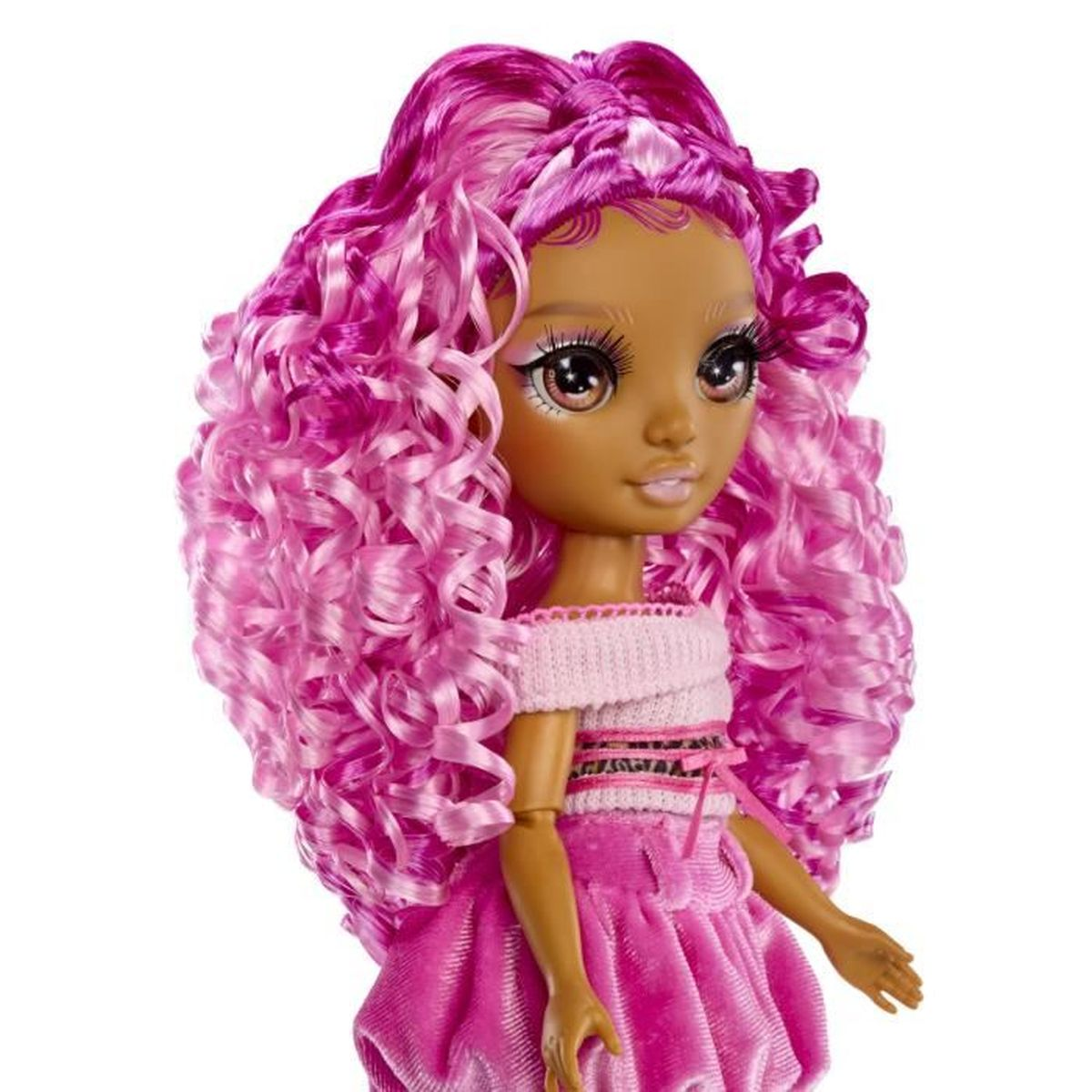Eine Puppe mit langen, lockigen, pinken Haaren und einem pinken Kleid.