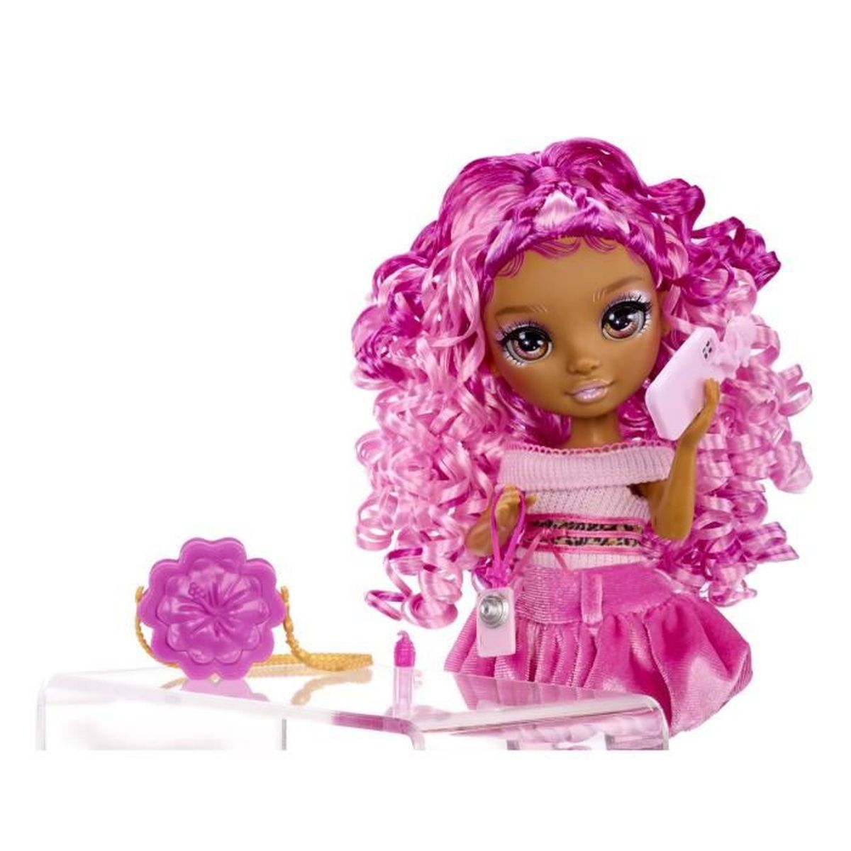 Puppe mit pinken Locken hält ein Handy, trägt pinkes Outfit.