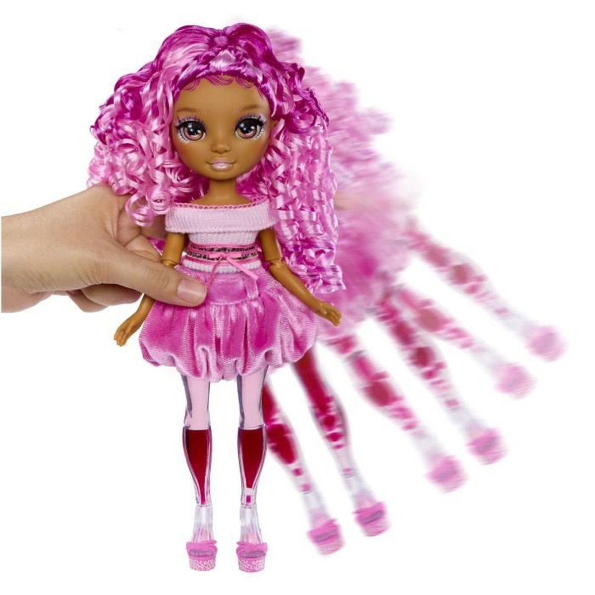 Ein Mensch hält eine Modepuppe mit langen rosa Locken und einem rosa Kleid.