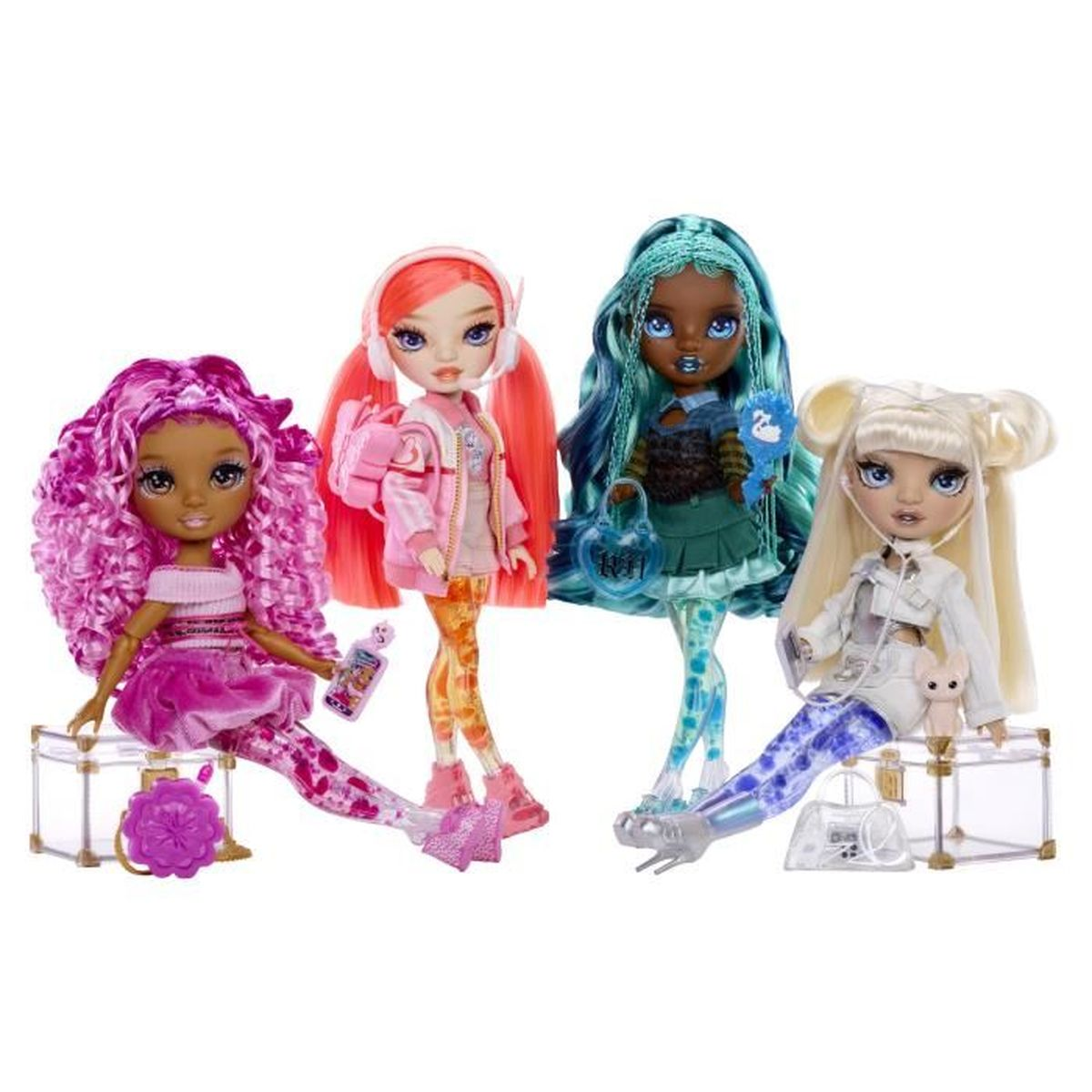 Vier Puppen mit bunten Haaren und Outfits sitzen auf transparenten Koffern.