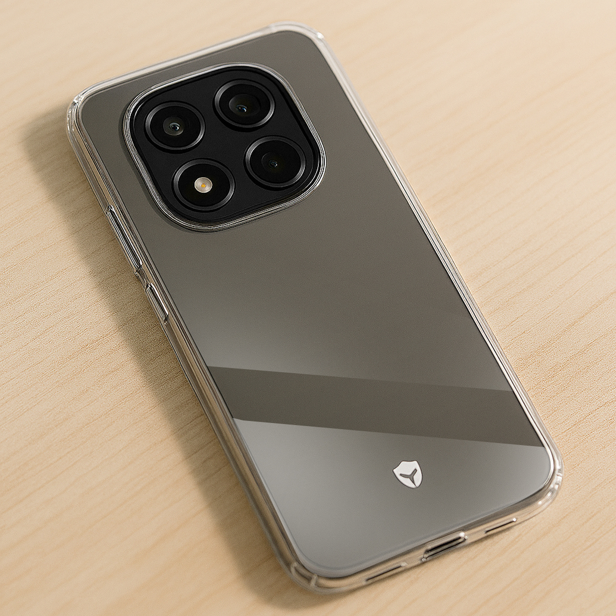 Uno smartphone con quattro fotocamere in una custodia trasparente poggia su un tavolo di legno.