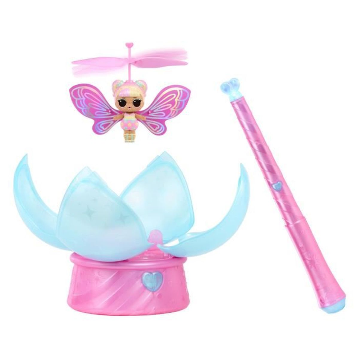 Eine Fee-Puppe mit Flügeln schwebt über einem rosa Podest. Ein Zauberstab liegt daneben.