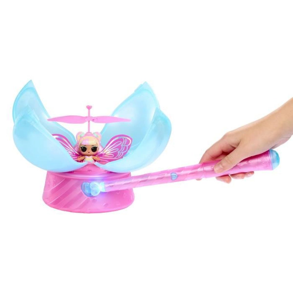 Eine Puppe mit Flügeln in einer blauen Blüte, gehalten von einem pinken Stab.