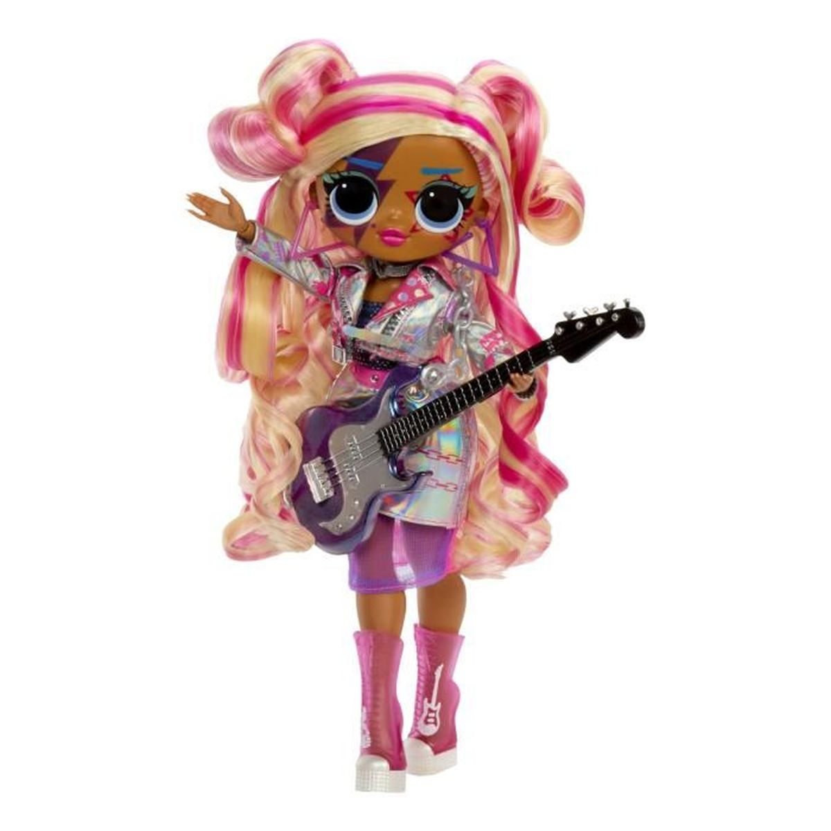 Eine Puppe mit rosa-blondem Haar, die eine Gitarre hält und modische Kleidung trägt.