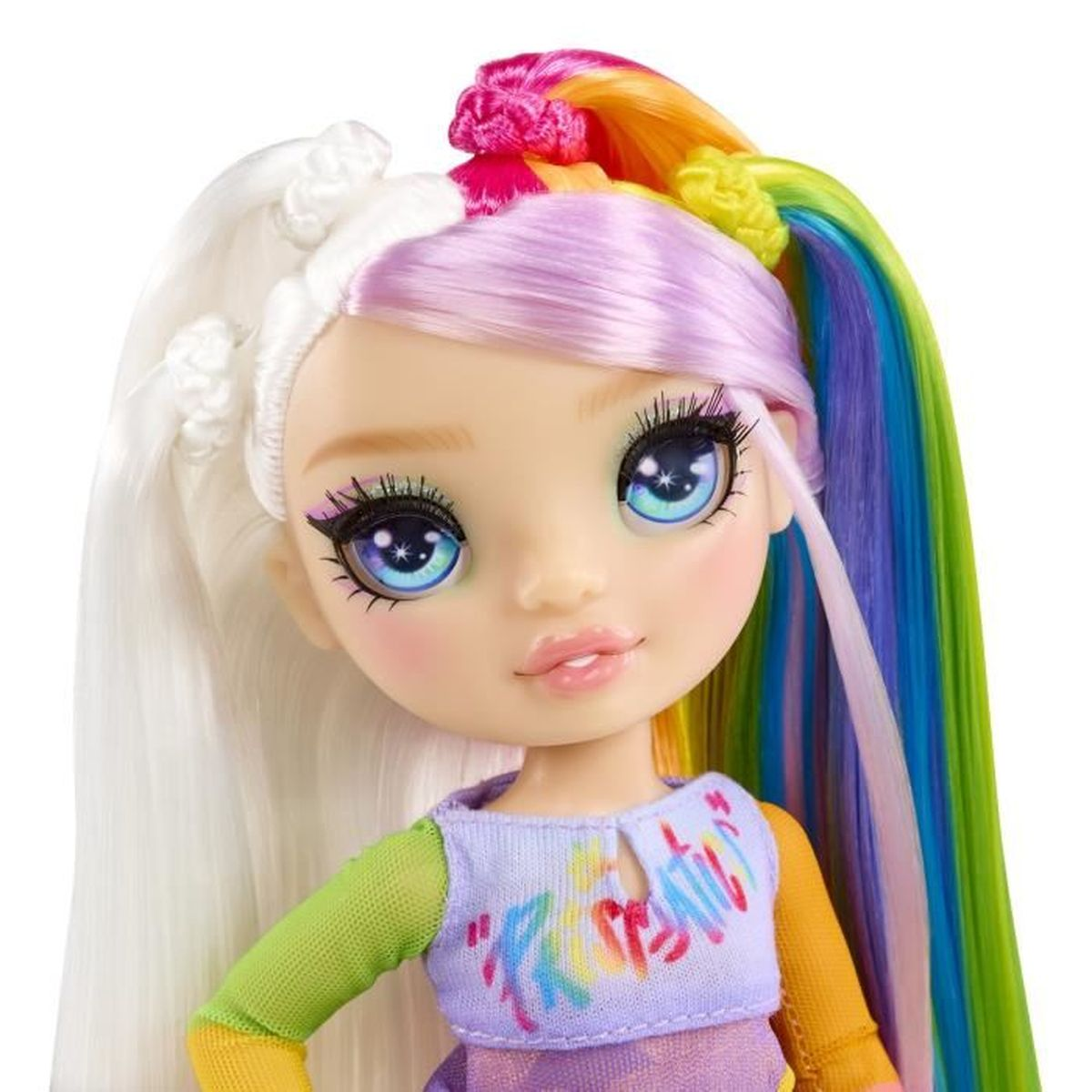 Puppe mit geteilten Haaren: links weiß, rechts regenbogenfarben. Blaue Augen, rosa Lippen.