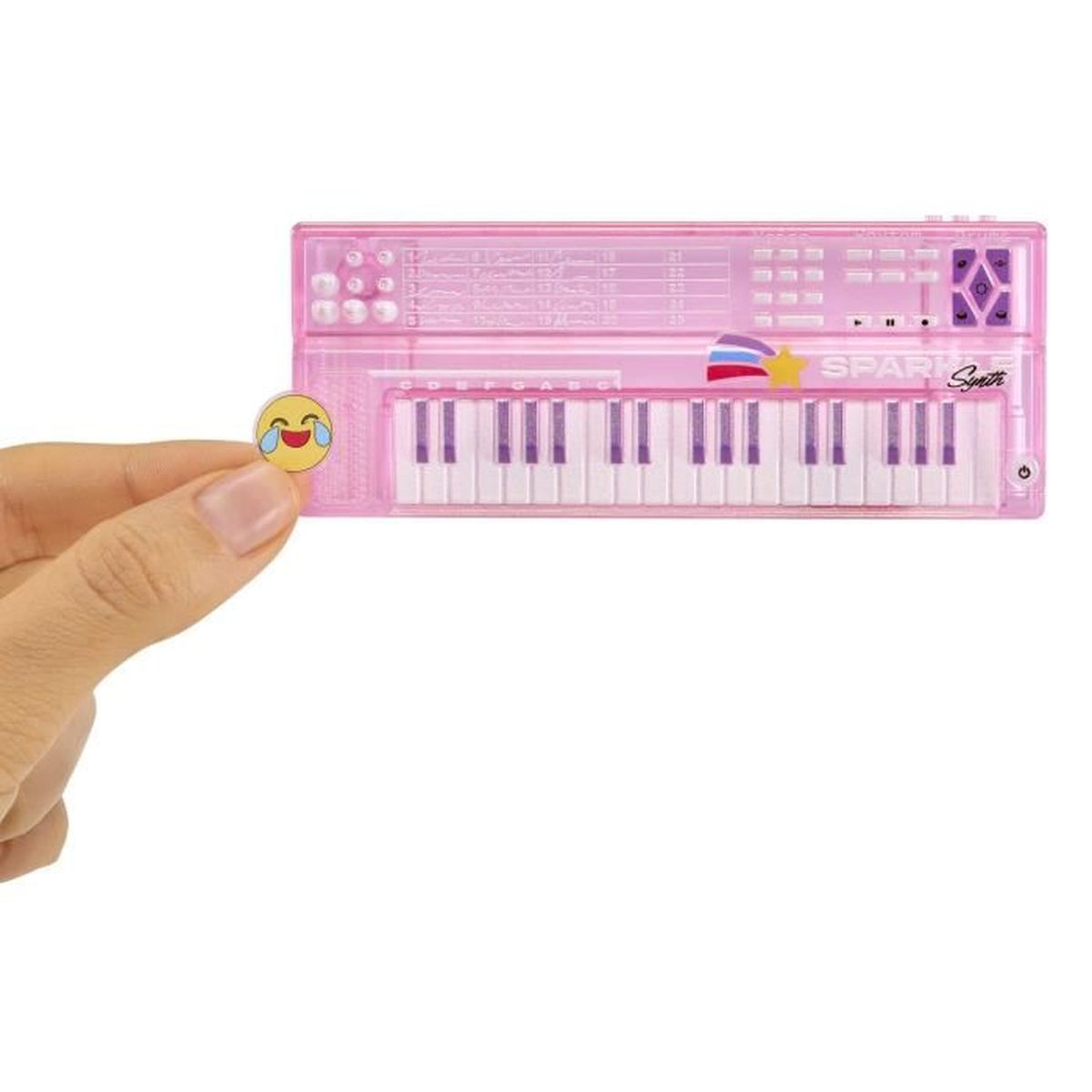 Eine Hand hält ein lachendes Emoji neben einer rosa Spielzeug-Keyboard-Bleistiftbox.