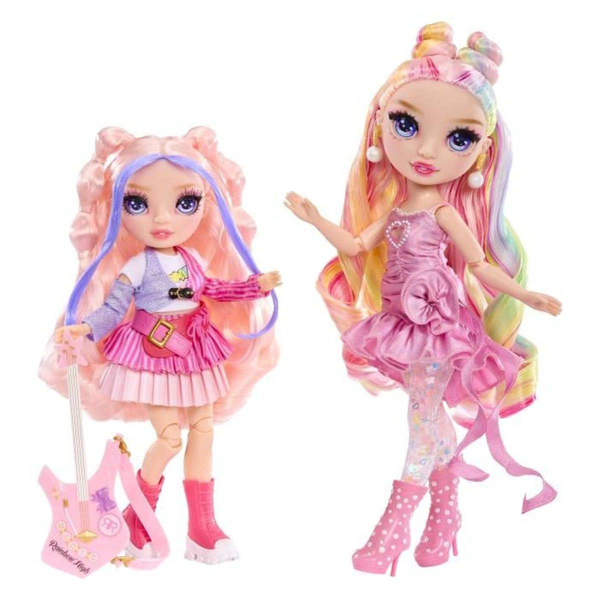 Zwei Puppen mit langen Haaren und rosa Outfits, eine hält eine Gitarre.