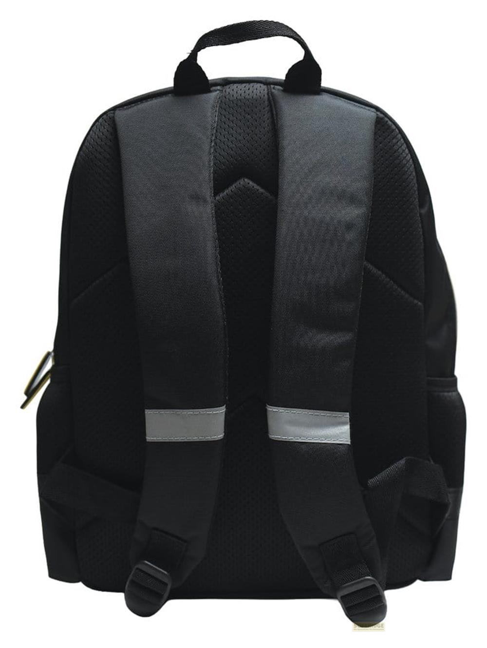 Rückseite eines schwarzen Rucksacks mit gepolsterten Trägern und reflektierenden Streifen.