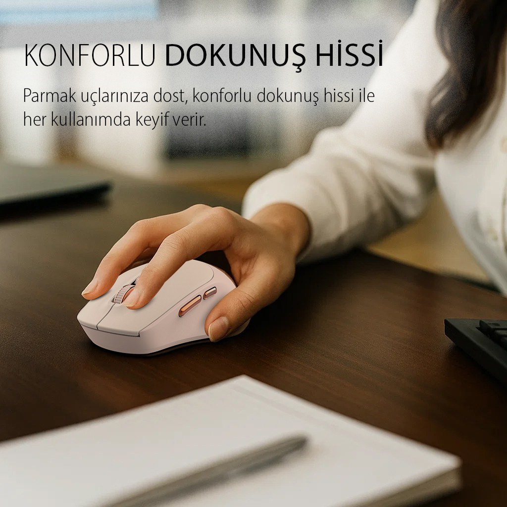 Bir el, koyu renkli bir masada açık renkli fare kullanıyor.