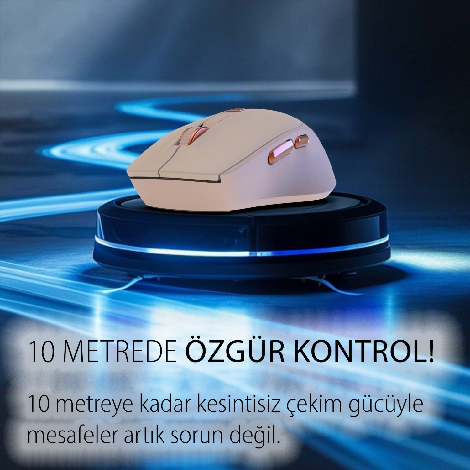 Pembe vurgulu beyaz fare, mavi çizgilerle aydınlatılmış karanlık bir platformda duruyor.