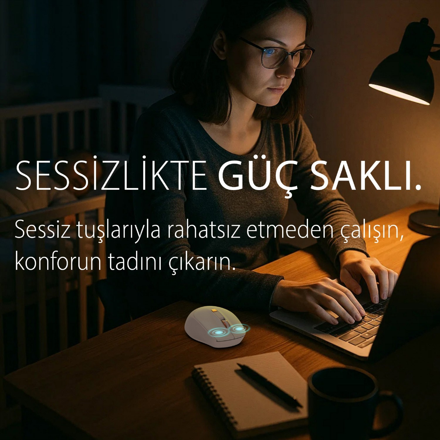 Bir kadın, masa lambasıyla aydınlatılmış dizüstü bilgisayarında yazıyor. Yakında bir fare var.