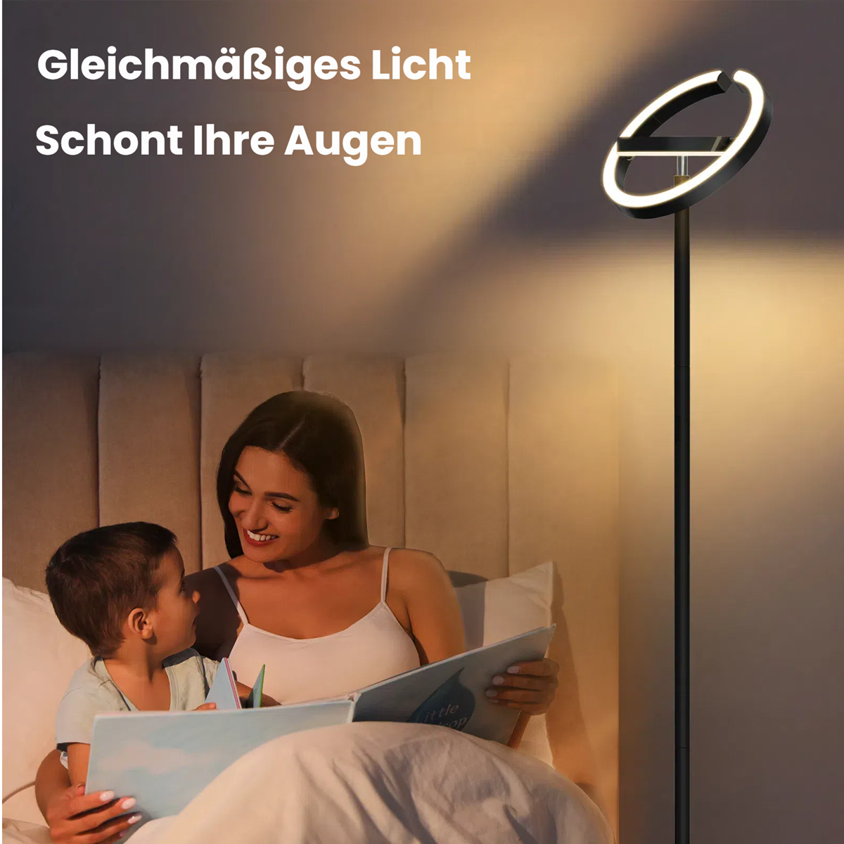 Mutter liest Kind im Bett vor, beleuchtet von einem Ringlicht-Stehlampe.