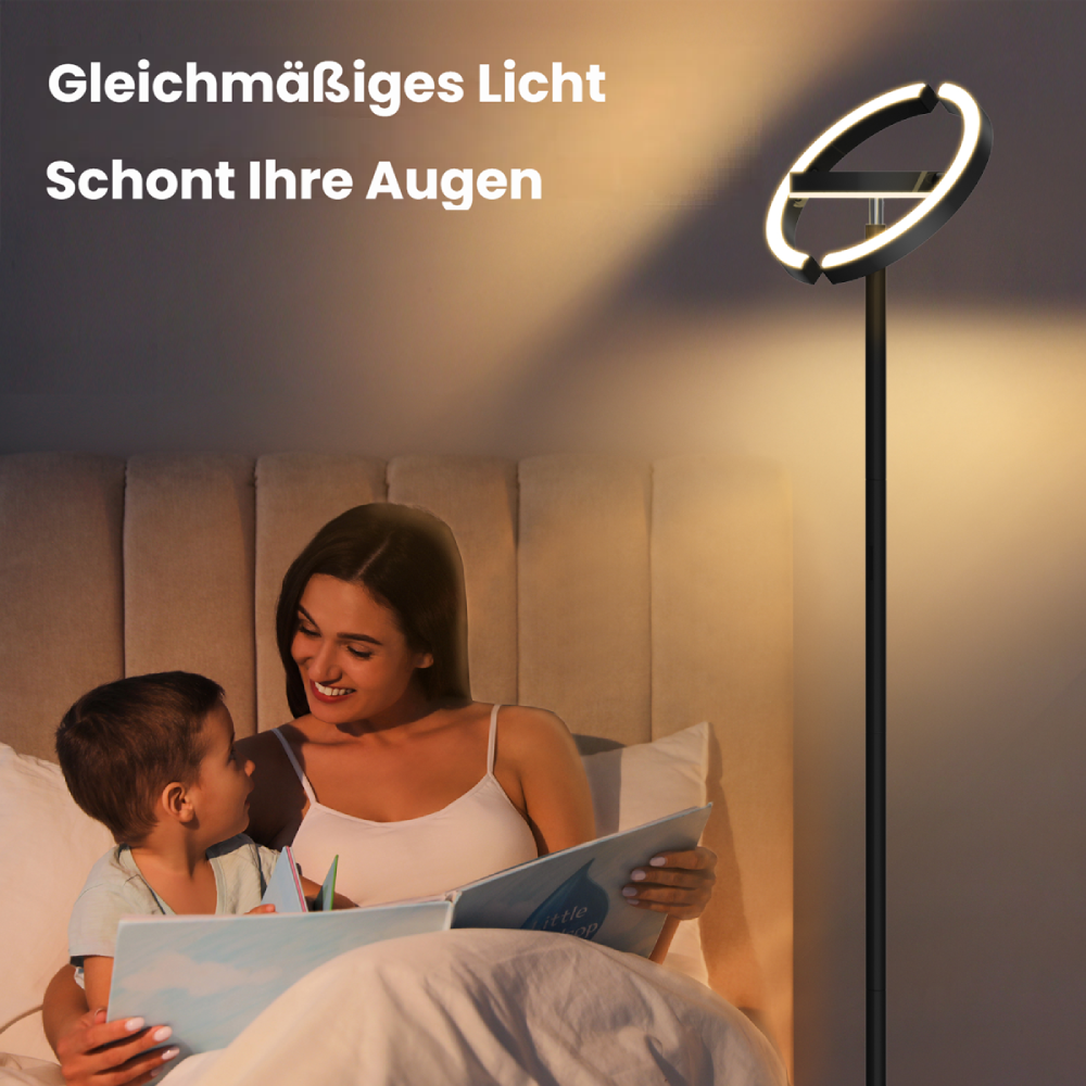 Mutter liest Kind im Bett eine Geschichte vor, beleuchtet von Stehlampe.