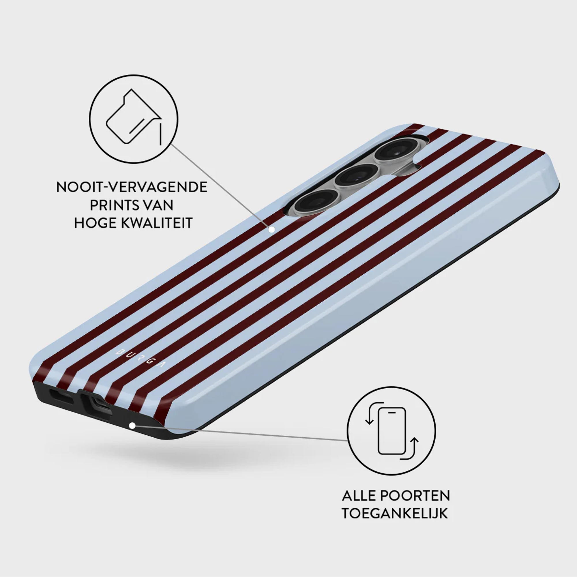 Een lichtblauwe telefoonhoes met donkerrode strepen en drie cameralenzen.