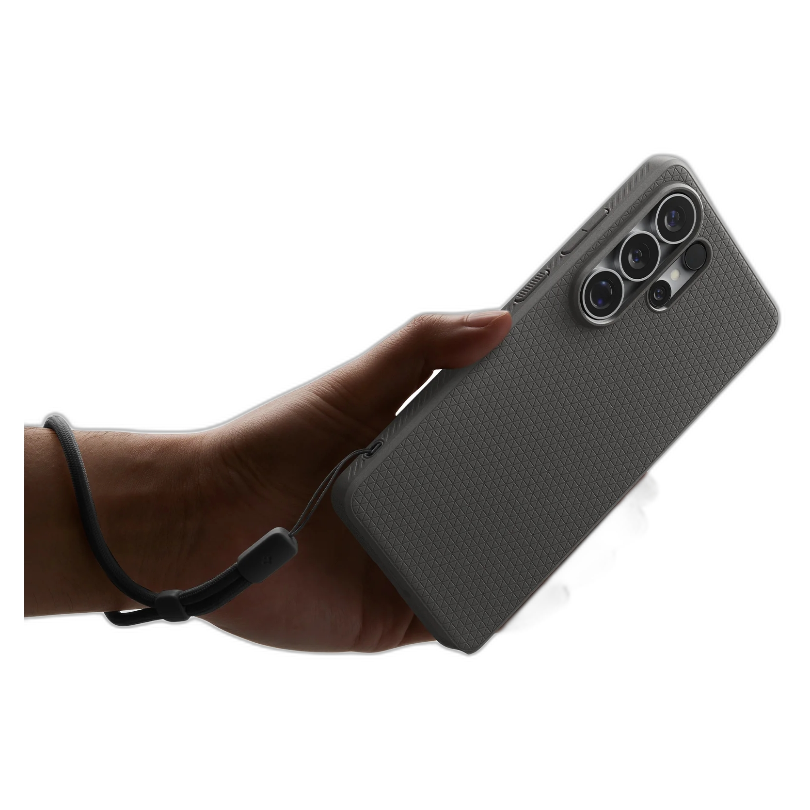 Een hand houdt een grijze telefoon met riempje vast.