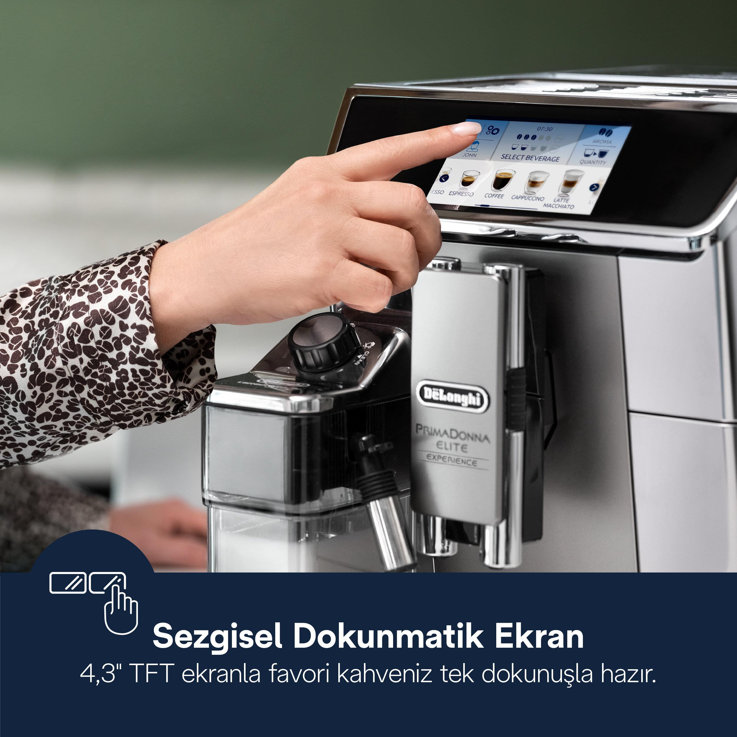 Ręka dotyka ekranu ekspresu do kawy z opcjami napojów.