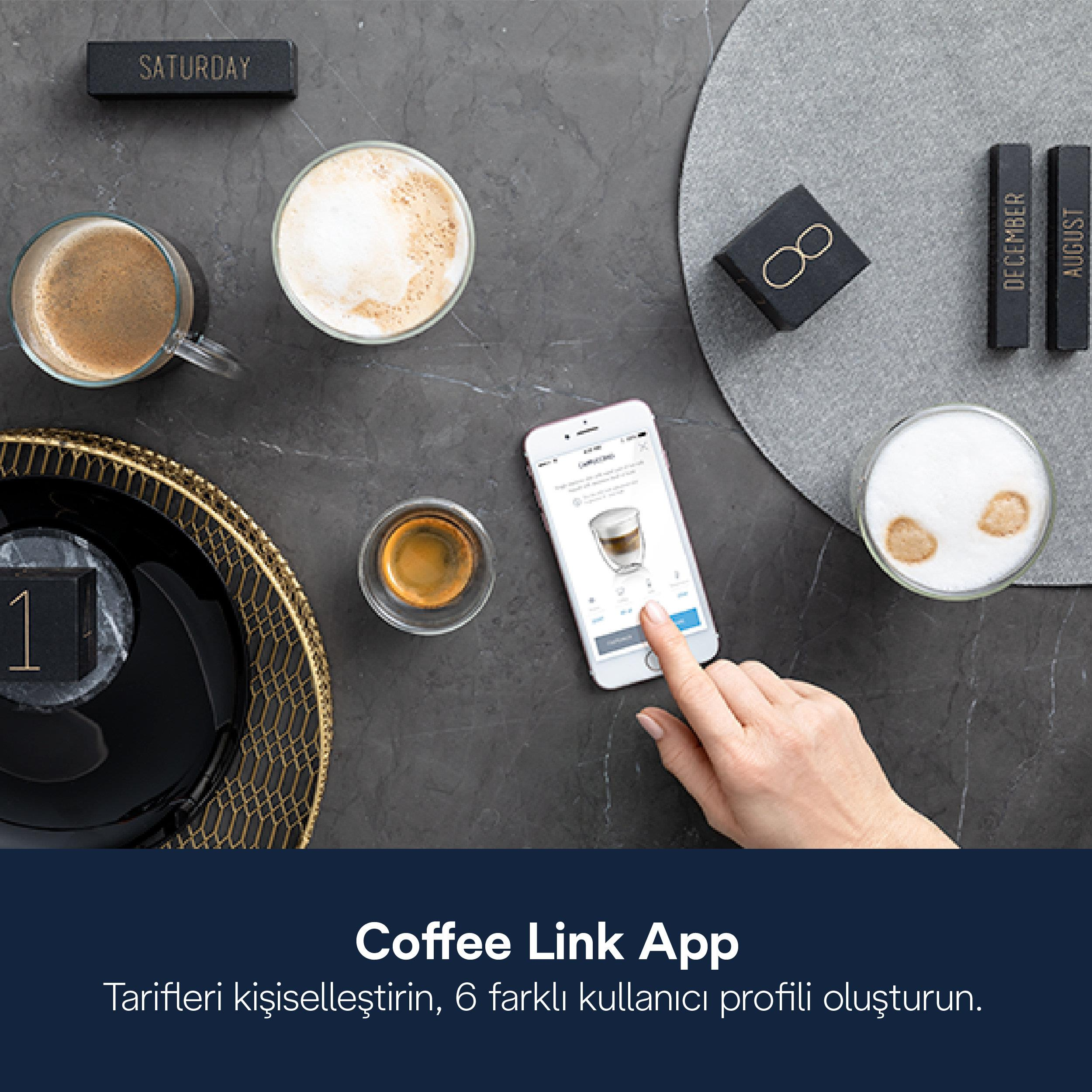 Smartfon wyświetla aplikację do kawy ze zdjęciami cappuccino, otoczoną filiżankami kawy.