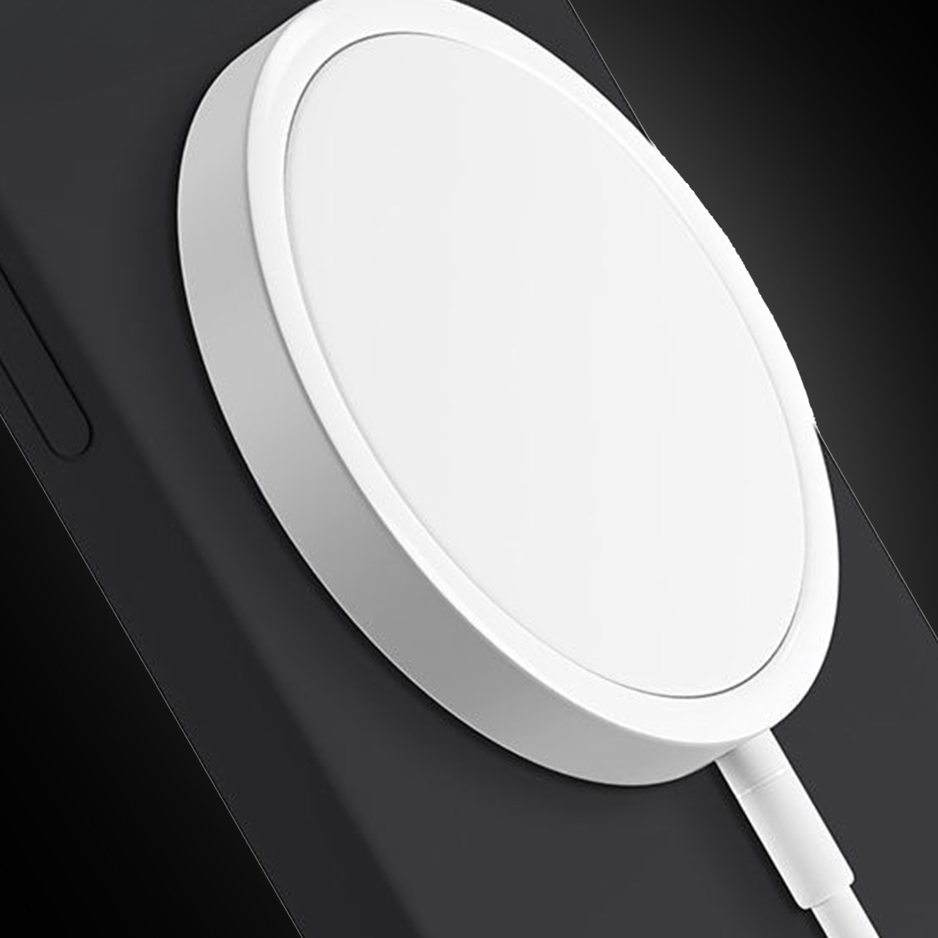 Biała ładowarka magnetyczna z kablem na czarnym tle.