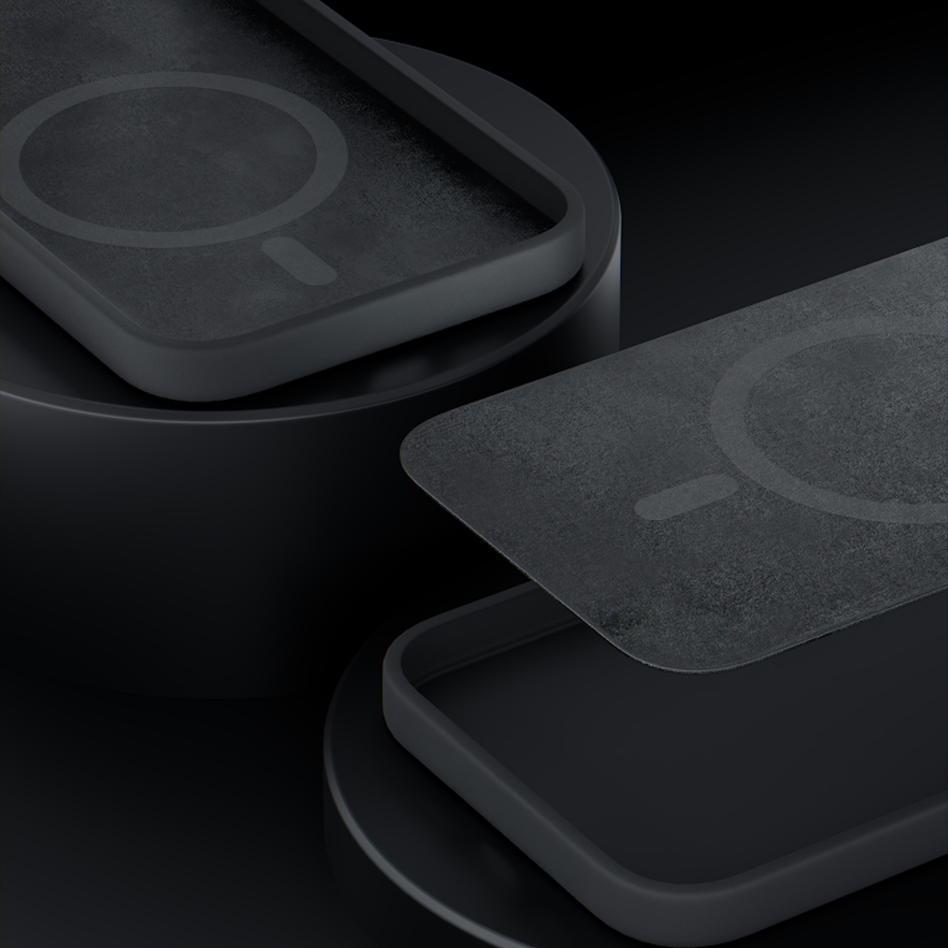 Czarne etui na telefon z symbolem magnetycznego okręgu ładowania, na ciemnym tle.