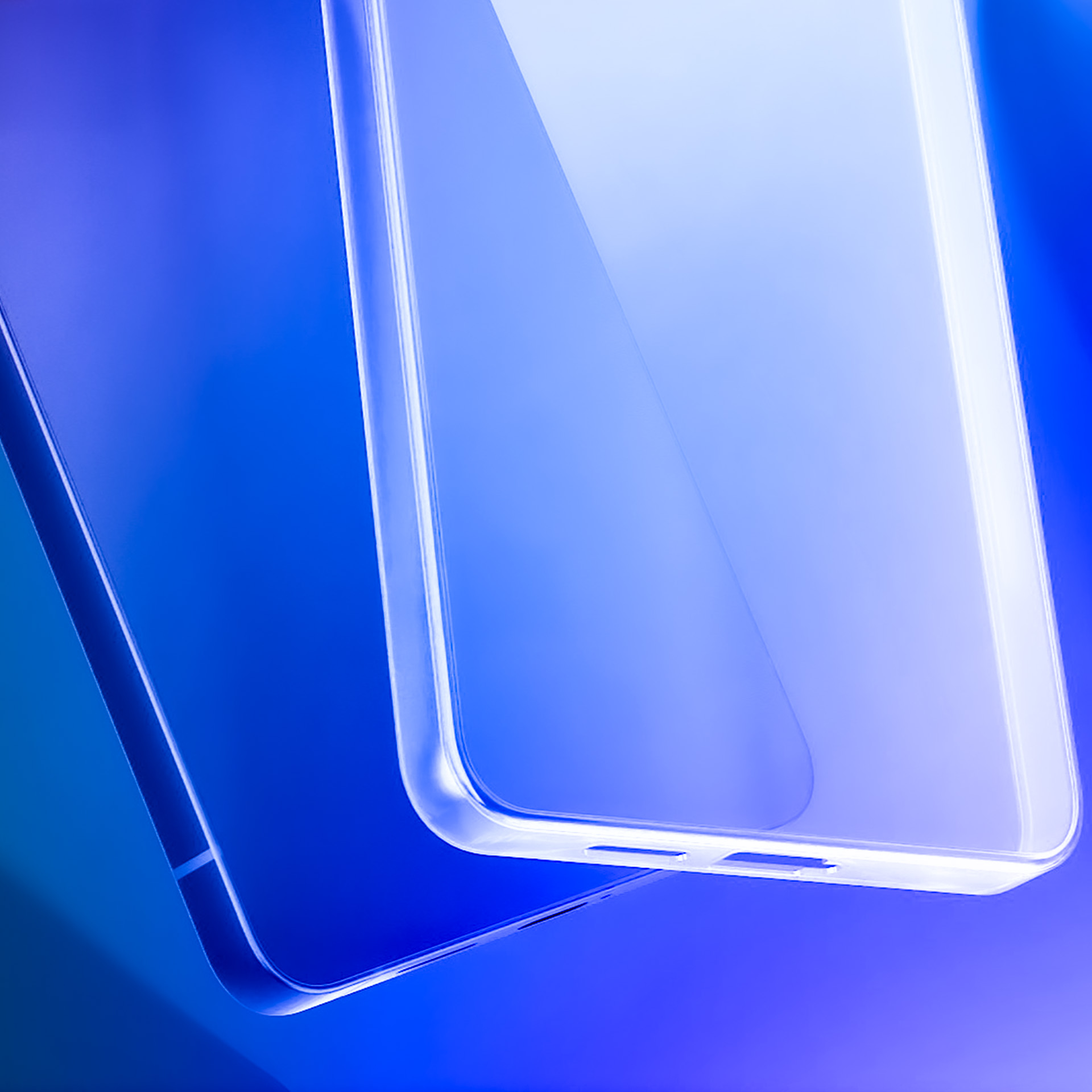 Dwa przezroczyste etui na telefon na niebieskim tle, zbliżenie.