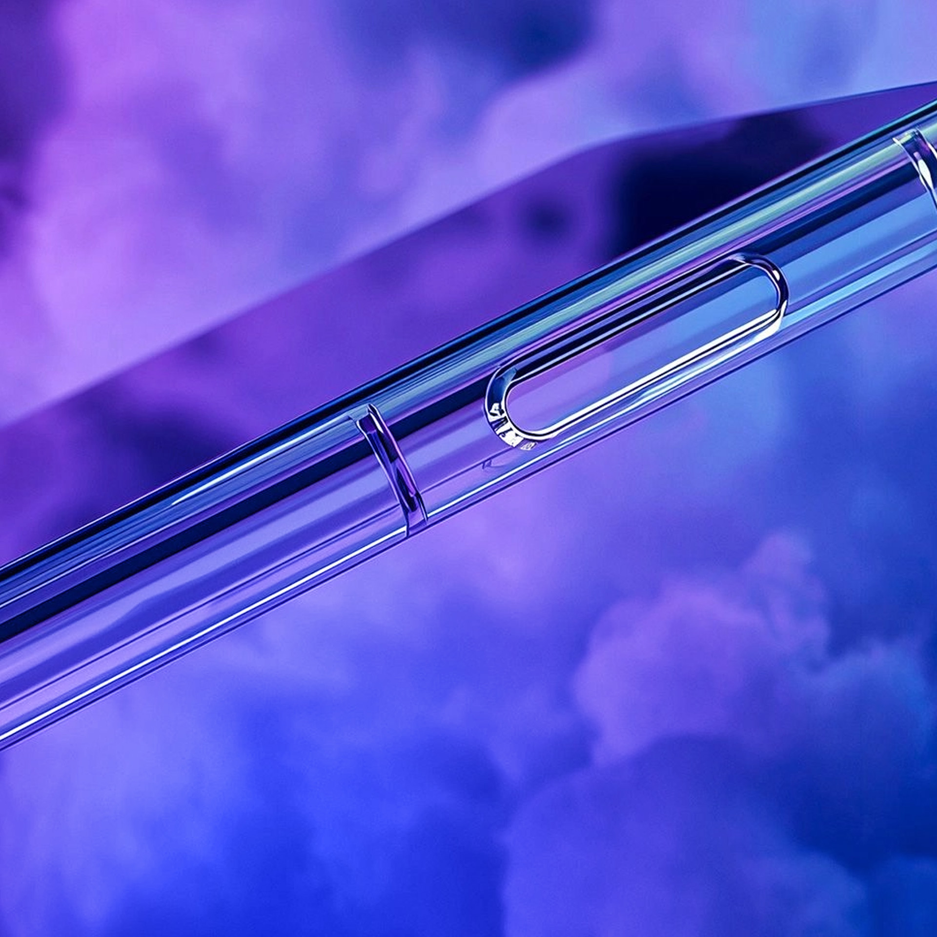 Błyszcząca niebieska obudowa telefonu z fioletowymi chmurami w tle.