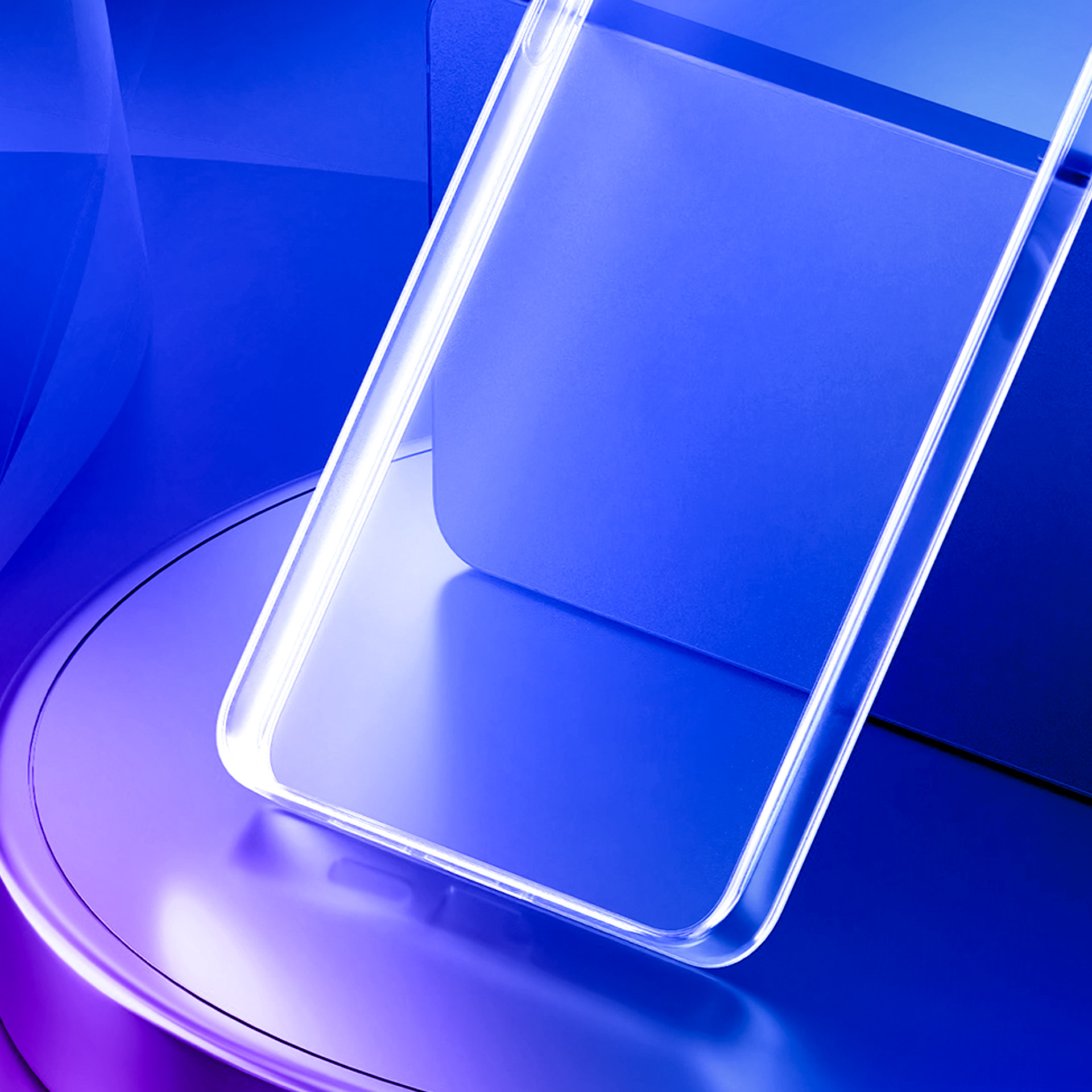 Przezroczyste etui na telefon na niebiesko-fioletowej powierzchni.