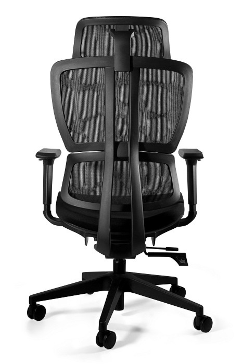 Widok z tyłu czarnego ergonomicznego krzesła biurowego z siatkowym oparciem i kółkami.