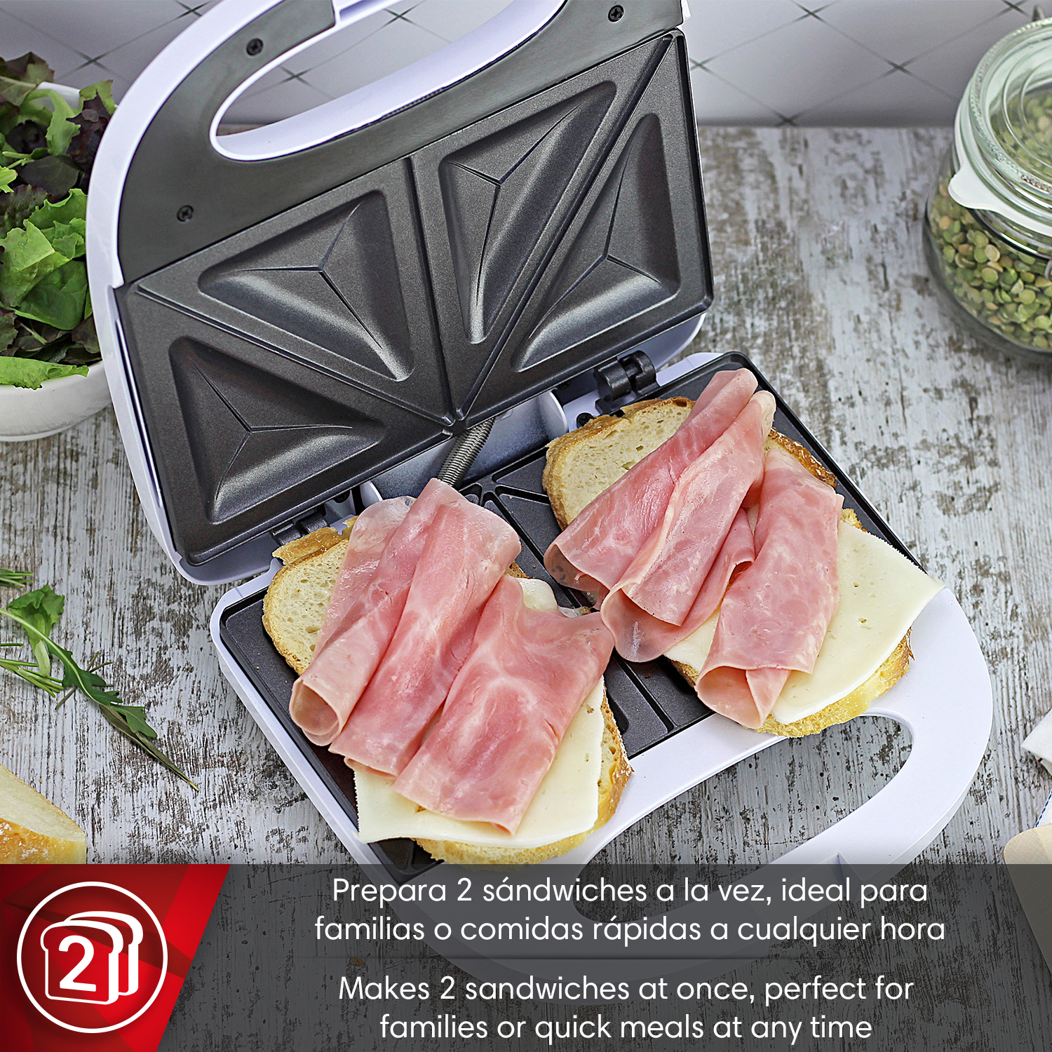 Una sandwichera con dos sándwiches de jamón y queso, listos para cocinar.