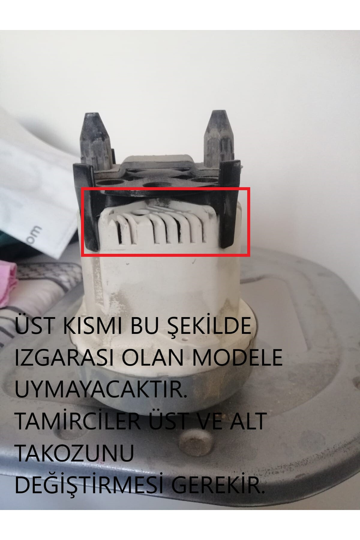 Üstü ızgaralı beyaz parça, kırmızı çerçeveyle vurgulanmış.