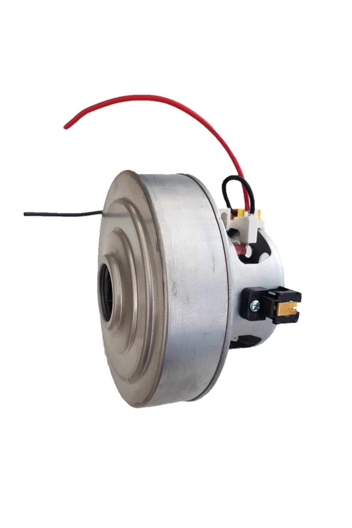 Gümüş renkli motor, kırmızı ve siyah kablolarla, beyaz zeminde izole edilmiş.