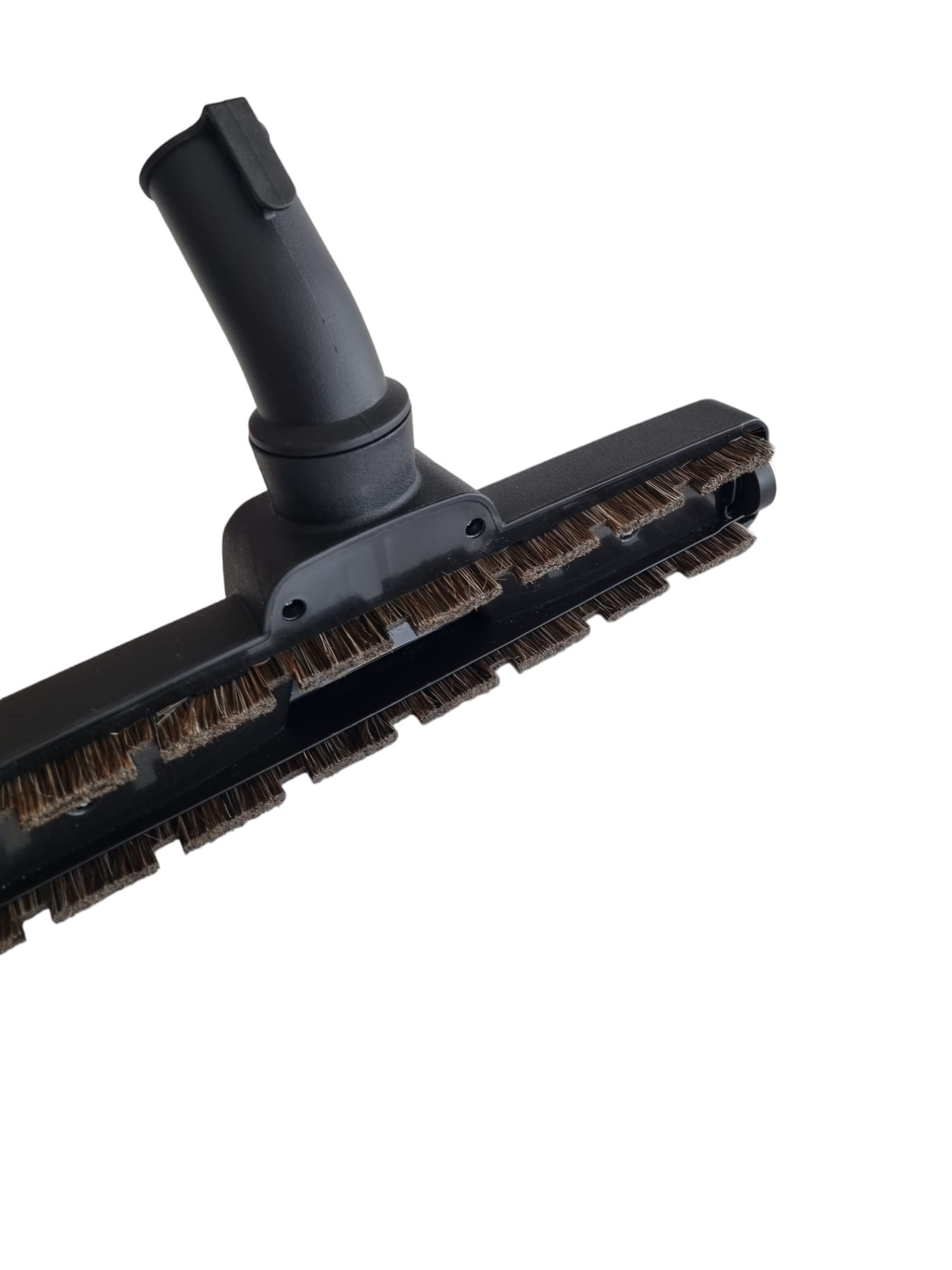Beyaz arka plan üzerinde fırçalı siyah elektrikli süpürge başlığı.
