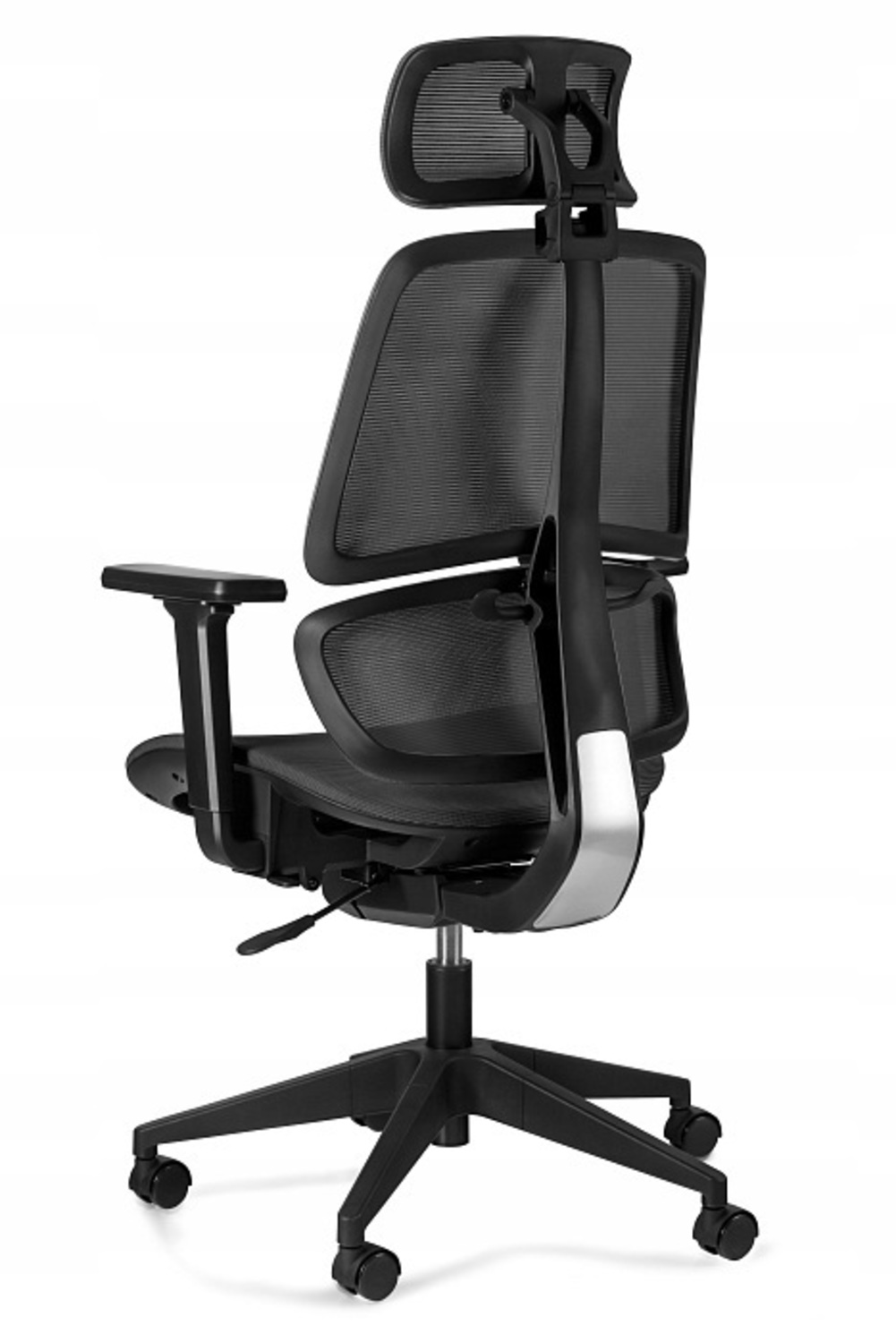 Czarny ergonomiczny fotel biurowy z siatkowym oparciem, regulowanym zagłówkiem i kółkami.