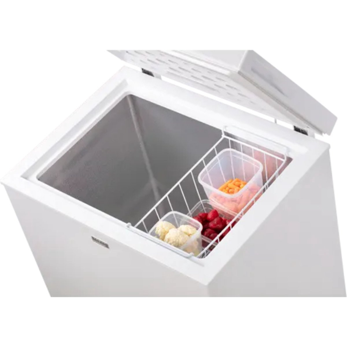 Biała zamrażarka skrzyniowa z otwartą pokrywą, zawiera pojemniki z mrożonkami.