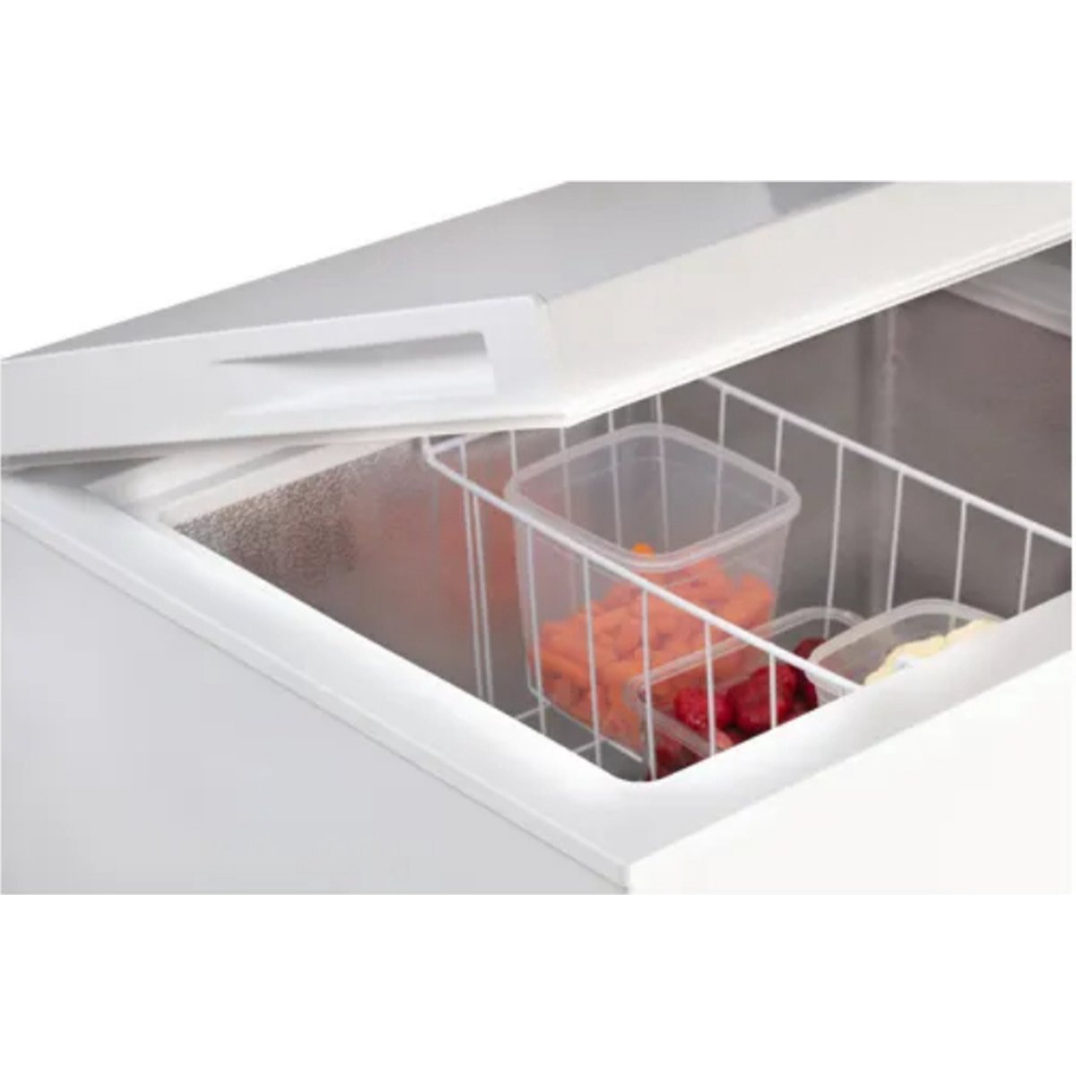 Otwarta biała zamrażarka z drucianym koszem zawierającym pojemniki z żywnością.