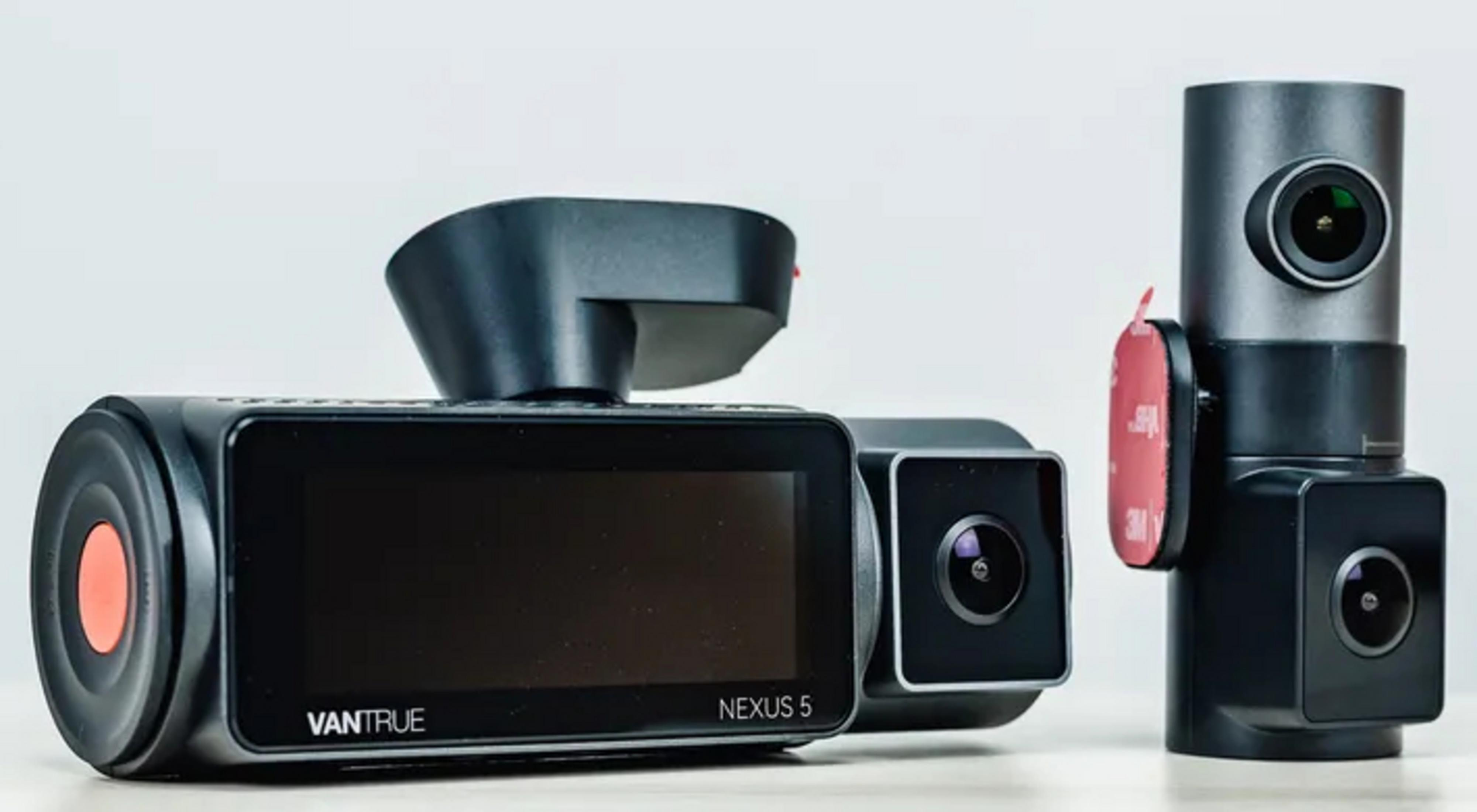 Dwie czarne kamery samochodowe na białym tle, jedna z ekranem, druga pionowo.