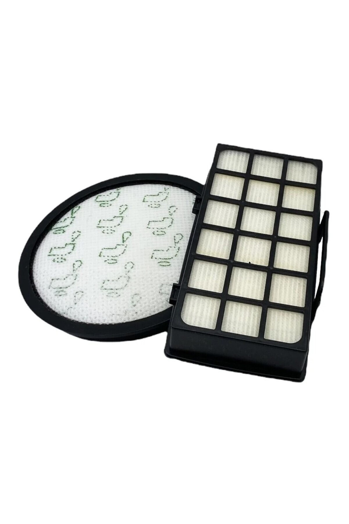 İki elektrikli süpürge filtresi: yeşil desenli yuvarlak ve ızgaralı dikdörtgen.