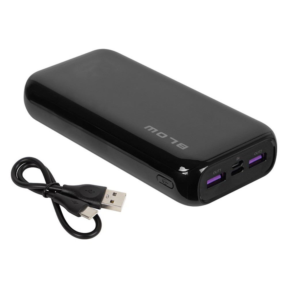 Czarny powerbank z kablem USB-C, dwoma wyjściami USB i jednym wejściem.