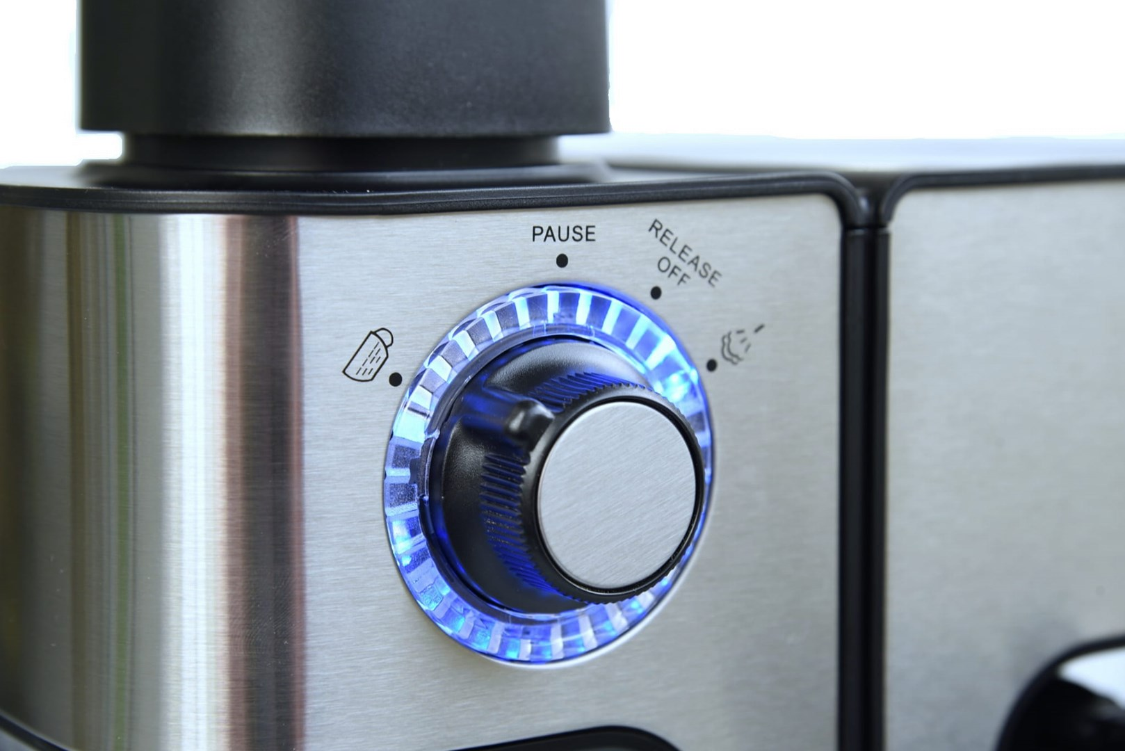 Panel sterowania ze stali nierdzewnej z podświetlanym pokrętłem, etykietami pauzy i zwalniania.