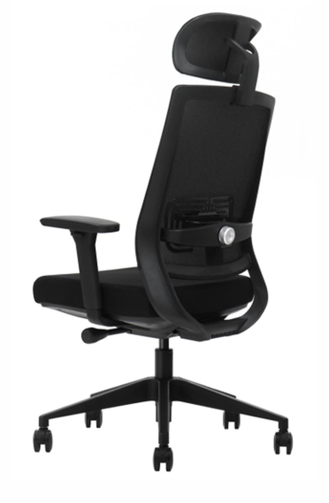 Czarny ergonomiczny fotel biurowy z siatkowym oparciem i zagłówkiem.