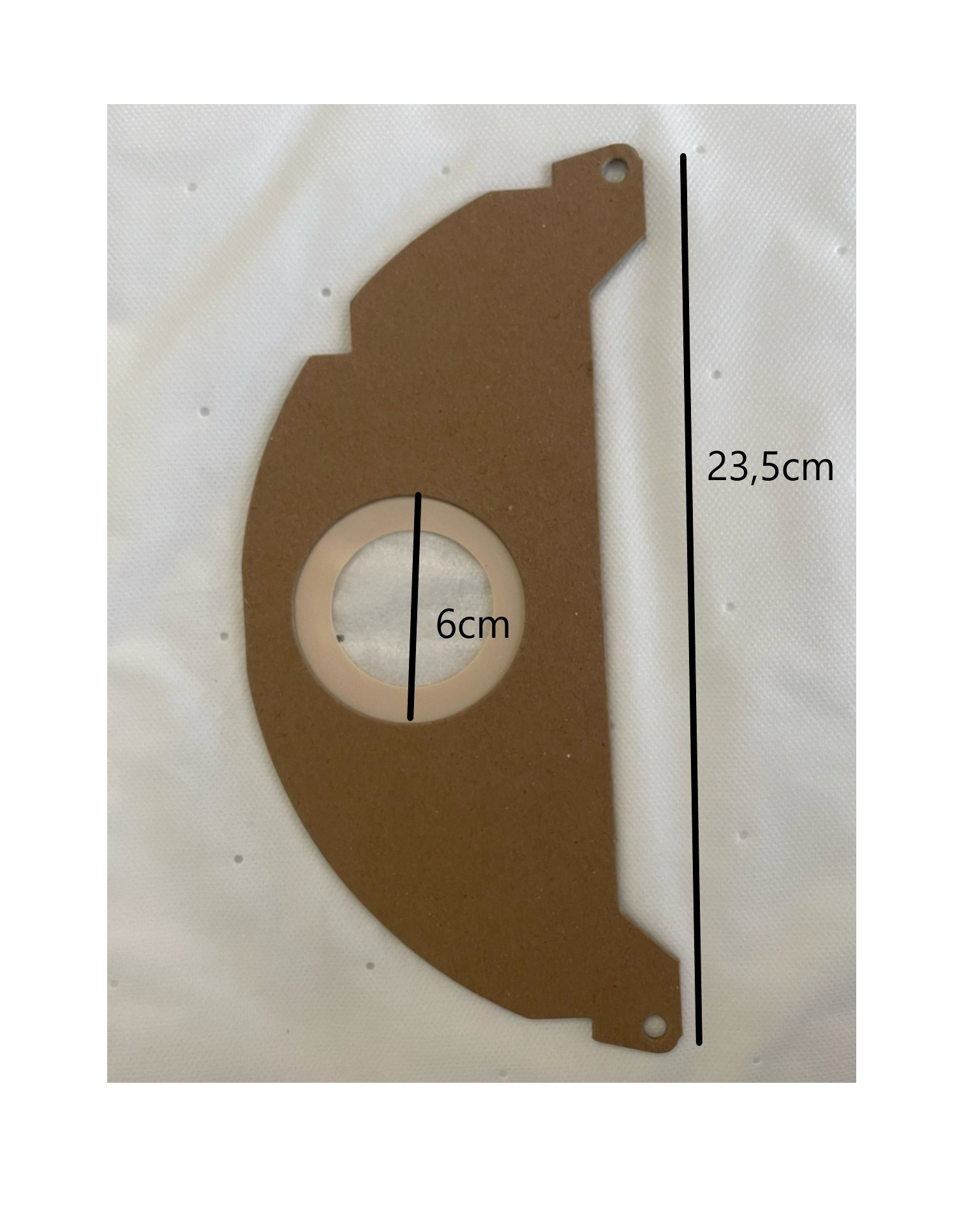 Beyaz zeminde dairesel açıklığı olan kahverengi parça. Boyutlar 23,5cm ve 6cm.