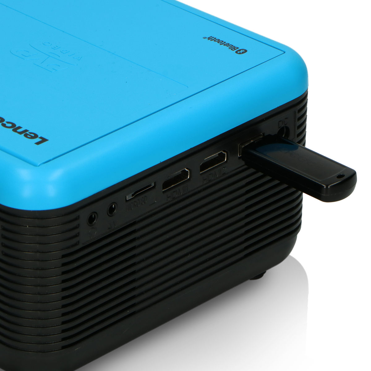 Niebieski projektor z podłączonym pendrivem.