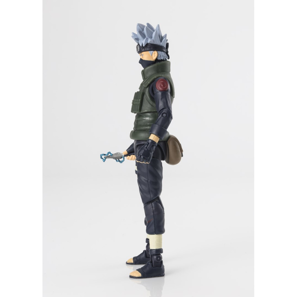 Figurka akcji Kakashi Hatake z szarymi włosami, ciemnym strojem, kamizelką, trzymająca kunai.